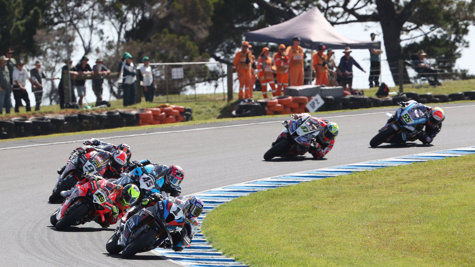 Toprak Razgatlioglu leads Alvaro Bautista, 2025 Australian WorldSBK. Credit: Gold and Goose.